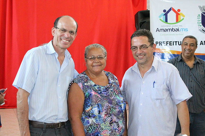 O prefeito de Amambai, Sérgio Barbosa (E), e o secretário de Saúde, Pedro Humberto, com uma das contempladas com óculos.
