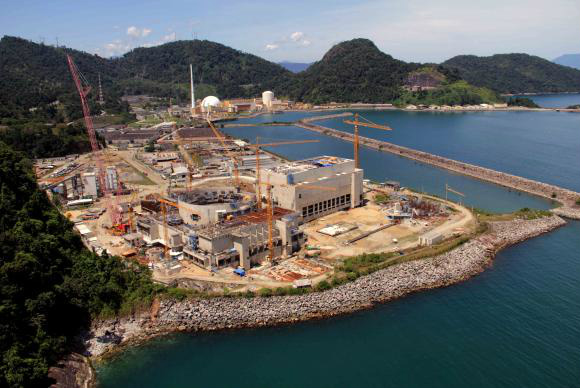 Associação defende expansão da geração nuclear para 25% até 2050 Para o técnico da Eletrobrás, a participação da energia nuclear é indispensável para manter a elevação da temperatura normal em menos de 2ºCUsina Nuclear Angra 2Arquivo eletrobras/divulgação
