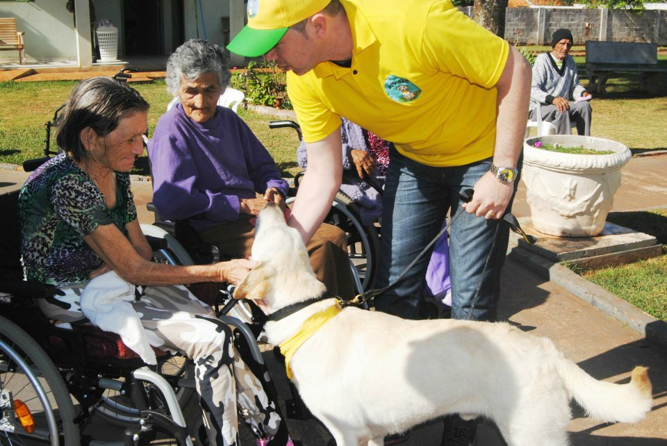 Aumigão Lilico: um cão, dois amigos e a disposição de fazer o bem Na última sexta-feira (28), o cão Labrador esteve no Lar do Idoso Frei Fabiano de Cristo.