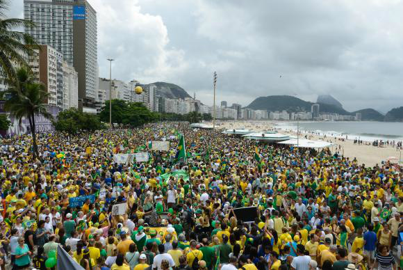 Manifestação no Rio dura cinco horas e ocupa orla de Copacabana Rio de Janeiro - Manifestação em Copacabana contra a corrupção e pela saída da presidenta Dilma Rousseff (Tânia Rêgo/Agência Brasil)