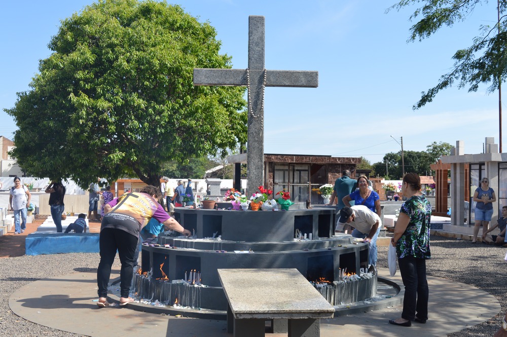 Cemitérios de Amambai têm movimentação intensa no feriado de Finados Um dos locais mais visitados foi o Cruzeiro ou a Cruz Mestre / Foto: Moreira Produções