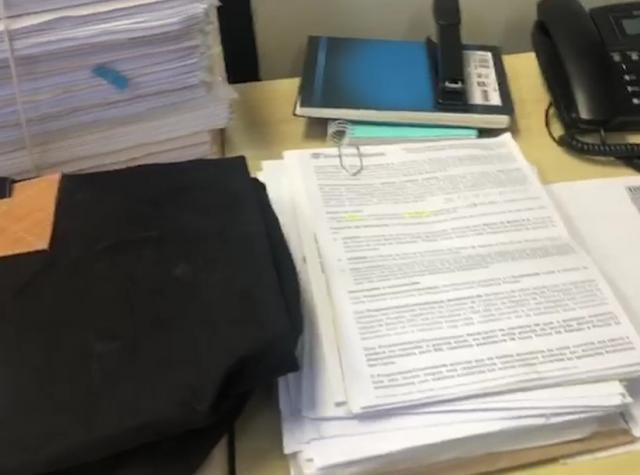 Suspeito de aplicar golpe de R$ 500 mil na Caixa é diretor de associação Documentos apreendidos durante operação da Polícia Federal (Foto: reprodução/vídeo)