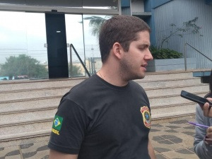 Suspeito de aplicar golpe de R$ 500 mil na Caixa é diretor de associação Delegado Glauber durante entrevista nesta manhã na Superintendência da Polícia Federal (Foto: Mirian Machado)