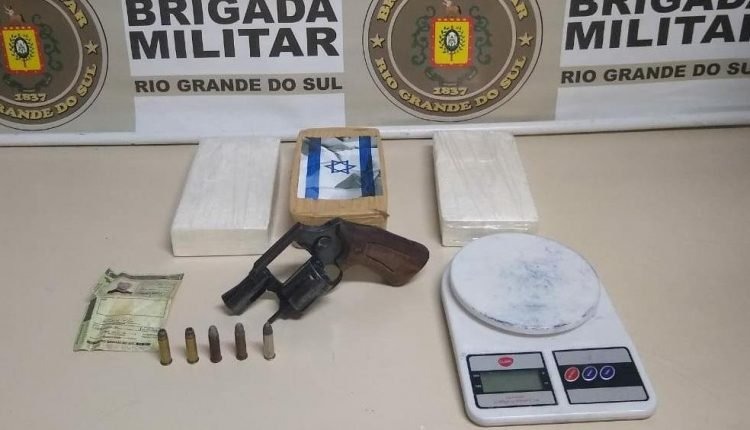 Preso integrante do PCC que participou de fuga em massa no Paraguai Arma, munições e drogas apreendidas pela PM com o criminoso. Foto: Correio do Povo