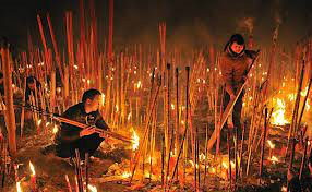 Chineses acendem incensos para terem boa sorte no novo ano lunar, que marca o início do ano da serpente. (Reuters)