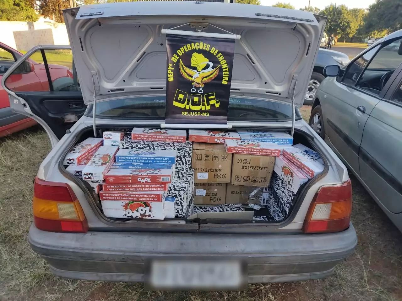 Comboio de 15 carros com R$ 2 milhões em contrabando é apreendido em MS Caixas de essência de narguilé encontradas no porta-malas de veículo. (Foto: DOF)
