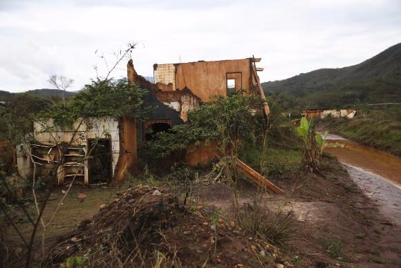 Moradores de Barra Longa, uma das regiões atingidas pelo rompimento da Barragem do Fundão, sofrem com doenças após dois anos da tragédia 