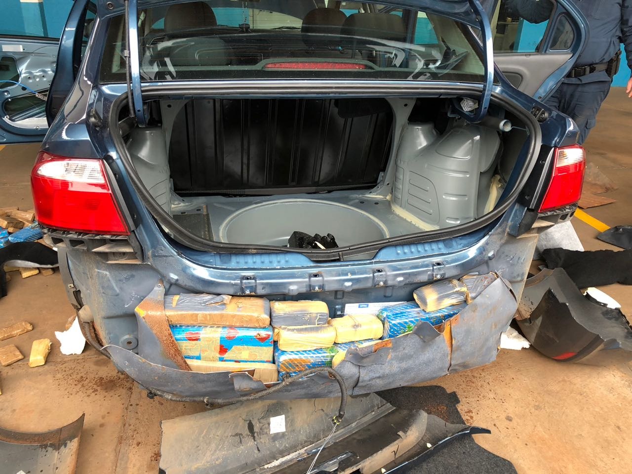 Polícia Militar de Amambai apreende 123 quilos de maconha A droga estava dividida em tabletes e era transportada em fundos falsos no assoalho, no para-choque e nas porta de Voyage