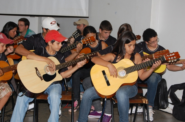 Alunos do projeto Orquestra de Violões que receberam certificado no último sábado. A formatura aconteceu no anfiteatro da UEMS (Universidade Estadual do MS), unidade de Amambai.