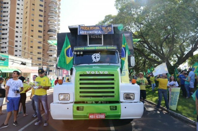 Campo Grande: Concentração de protesto tem trio elétrico e escola de samba Radialista Cachopa anima os manifestantes e pede que não ocorram brigas ou provocações (Foto: Marcos Ermínio)