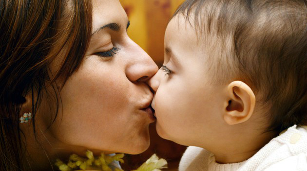 Criança que beija os pais na boca desperta para o sexo mais cedo?