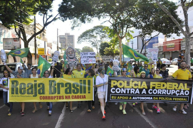Douradenses vão às ruas contra corrupção Douradenses em protesto neste domingo em DouradosFotos Cido Costa