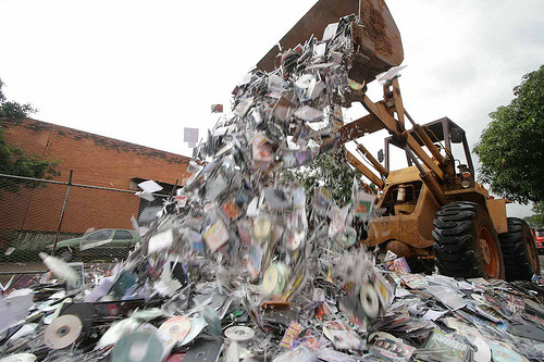 Receita destrói milhares de relógios e CDs falsificados