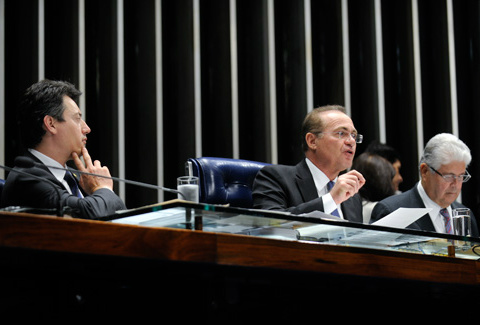 Renan Calheiros anuncia economia de R$ 275 milhões no Senado em 2013 Os recursos que ora devolvemos são suficientes para a construção de 180 creches ou para o pagamento anual de 241 mil bolsas-família – disse Renan