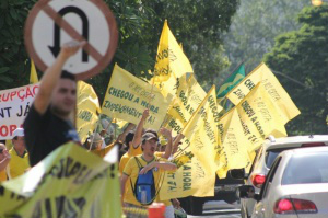 Capital: Passeata contra Dilma com participação de políticos Manifestantes estão com bandeiras e faixas contra a presidente Dilma (Foto: Marcos Ermínio)