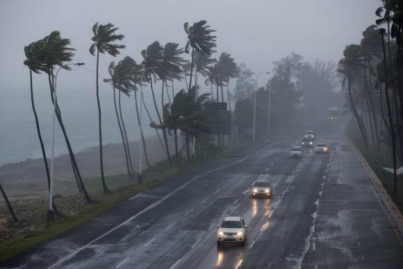 Chegada de tempestade tropical faz Haiti ordenar evacuação em zonas de risco Na passagem pela República Dominicana, tempestade Erika fez pelo menos 27 motos Orlando Barría/EPA