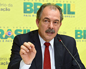 Mercadante defende 75% de royalties do petróleo para educação e 25% para saúde Mercadante defende 75% de royalties do petróleo para educação e 25% para saúde
