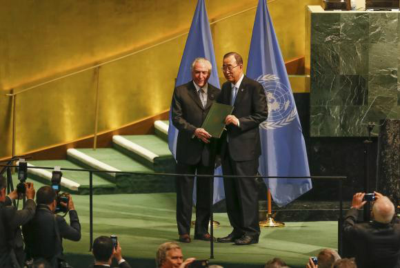 Brasil entrega à ONU documento de ratificação do Acordo de Paris O presidente Michel Temer entrega ao secretário-geral da Organização das Nações Unidas, Ban Ki-moon, o documento em que o Brasil ratifica o Acordo de Paris, que trata de mudanças climáticas Beto Barata/PR