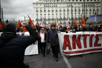 Funcionários da empresa de energia da Grécia protestaram do lado de fora do parlamento, em Atenas Foto: Angelos Tzortzinis / AFP