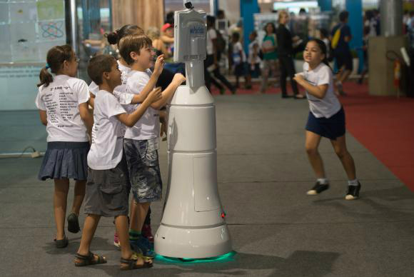 Robô de telepresença é sucesso na Semana de Ciência e Tecnologia