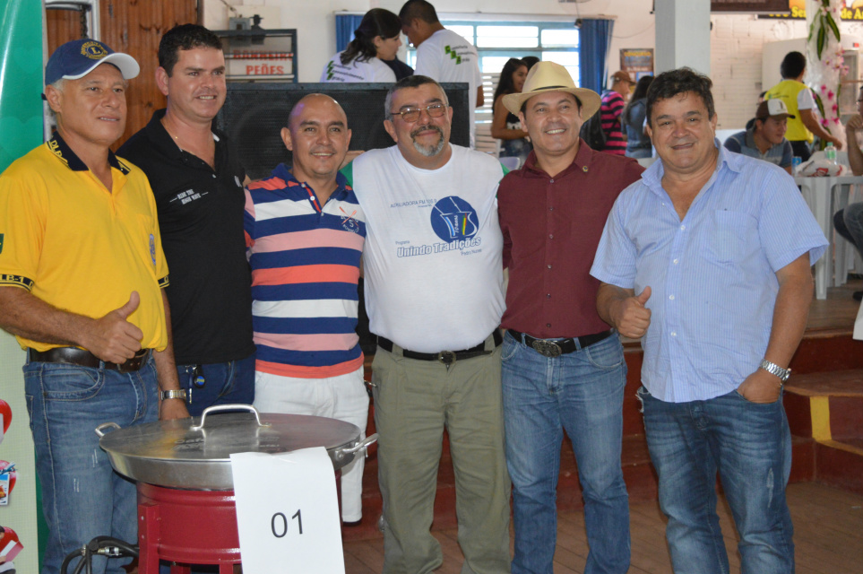 No centro, o organizador da festa, radialista Pedro Nunes junto com os primeiros colocados no concurso de arroz carreteiro / Foto: Moreira Produções