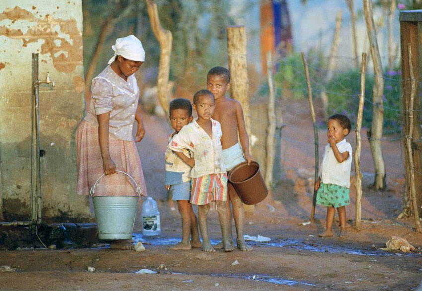 Mulher coleta água para sua família na Namíbia. Foto: ONU/Eskinder Debebe