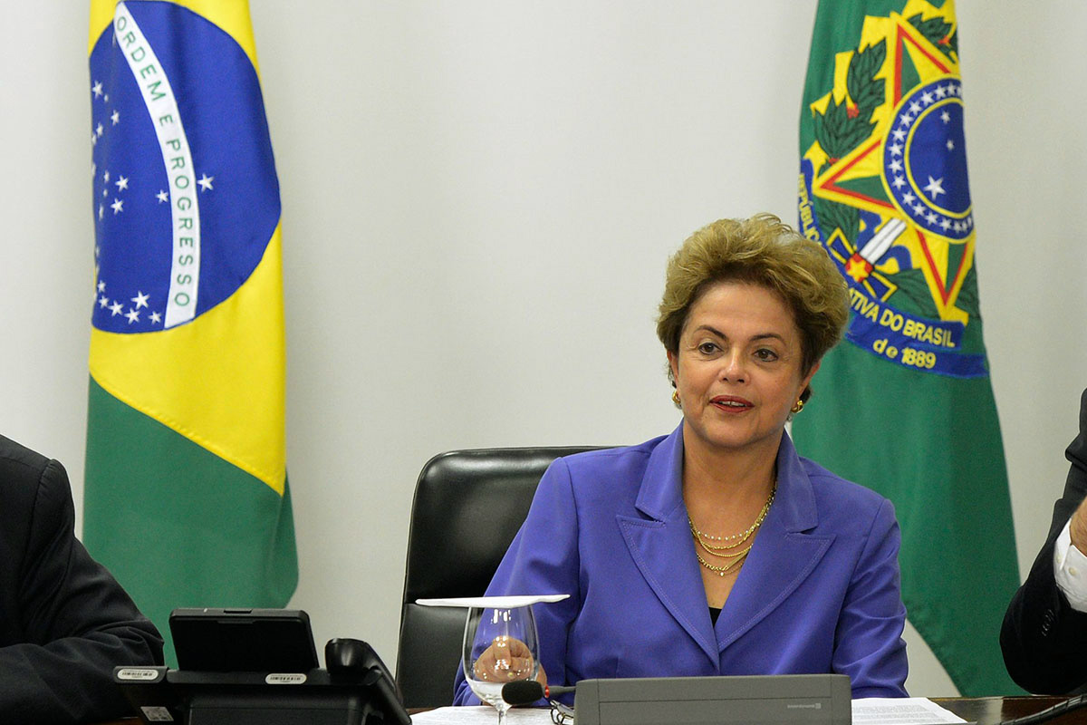Dilma se reúne neste domingo com ministros para finalizar Orçamento de 2016 Dilma se reúne neste domingo com ministros para finalizar Orçamento de 2016
