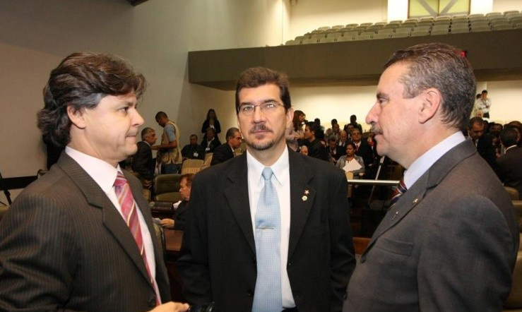 Deputados do PT (à esquerda) não concordam com a votação a toque de caixa. Paulo Duarte diz que vai olhar projetos com cautela para ver se não tem 
