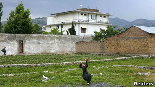 Garoto brinca em frente à casa onde Bin Laden teria ficado por anos.