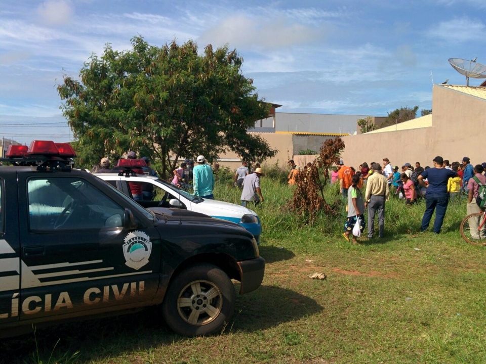O corpo foi encontrado em um terreno baldio / Foto: Bruno Martins