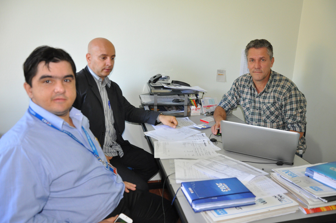João Ramão, presidente do Previbai, Willians Fernandes, Secretário de Finanças do Município, e Félix Gerente da Agência da Caixa Econômica Federal de Amambai.