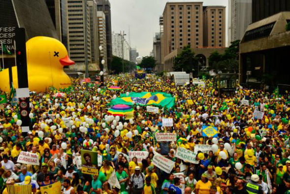 São Paulo - Manifestação na Avenida Paulista, região central da capital, contra a corrupção e pela saída da presidenta Dilma Rousseff / Foto:  Rovena Rosa/Agência Brasil
