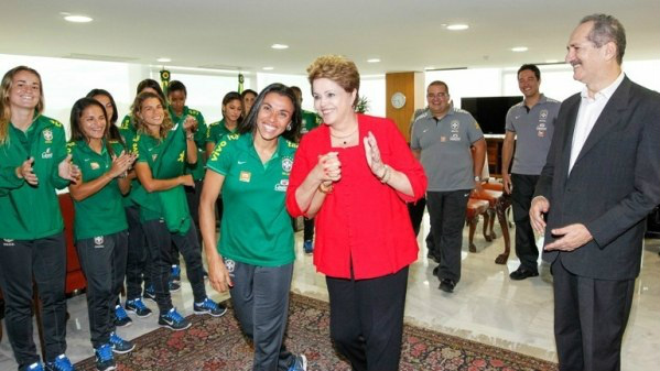 Eleita cinco vezes a melhor do mundo, Marta é recebida pela presidenta com as companheiras de Seleção