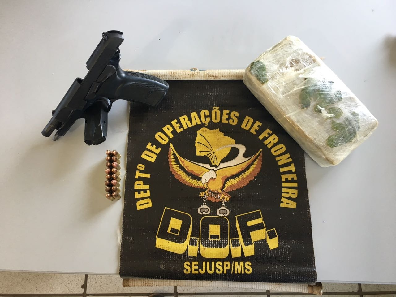A mulher disse que pegou a droga, a arma de fogo e as munições em Coronel Sapucaia / Foto: DOF