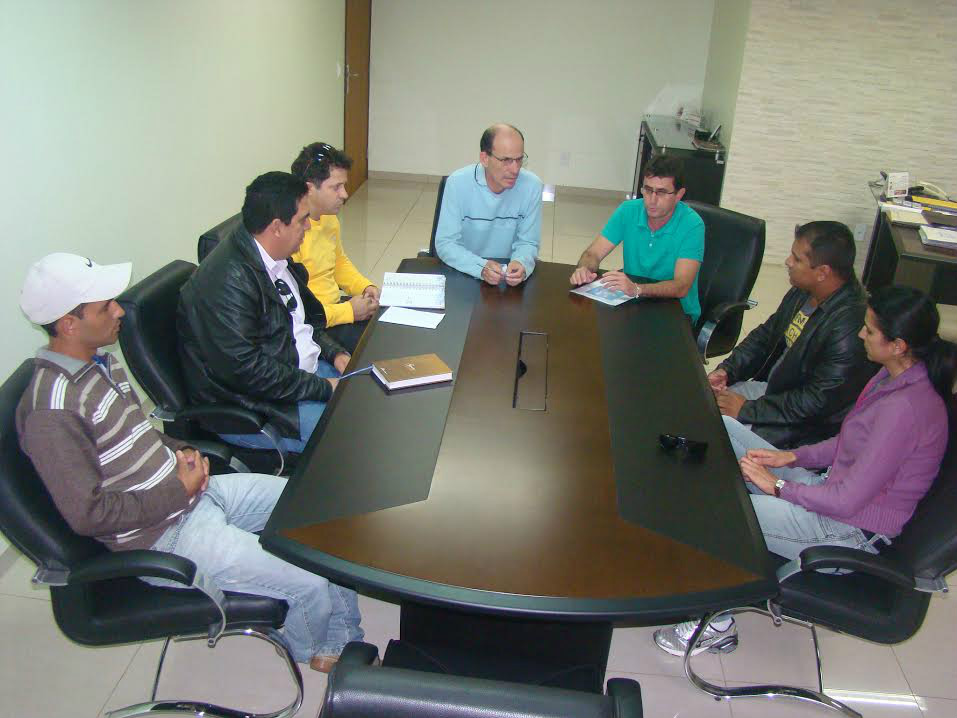 Integrantes do SECC durante reunião com o prefeito Sérgio Barbosa e o diretor-presidente da Fundesc, Elton Martins. 1º Torneio Cidade Crepúsculo de Voleibol acontece de 13 a 15 de junho em Amambai. / Foto: Vilson Nascimento