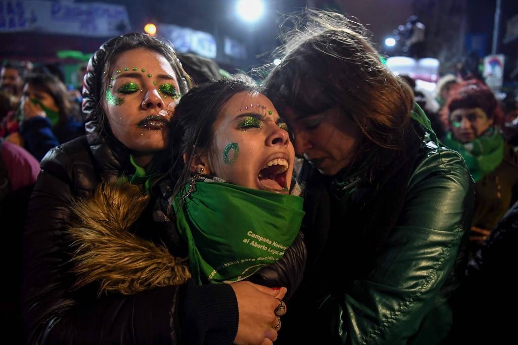 Ativistas a favor da legalização do aborto se consolam em Buenos Aires (Foto: Eitan Abramovich / AFP)