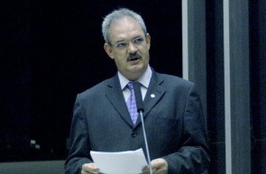 Resende insiste em candidatura e irrita governador Resende insiste em candidatura e irrita governador
