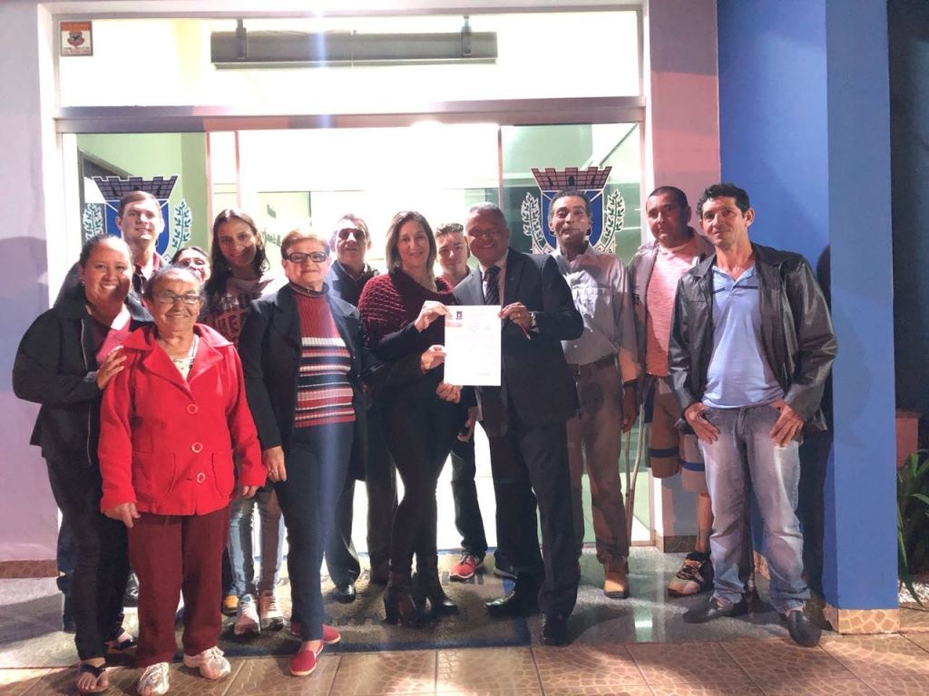 Vereador Darci pede asfalto e drenagem para as vilas Crepúsculo II e III Vereador Darci com moradores das vilas apresentando a indicação / Foto: Divulgação