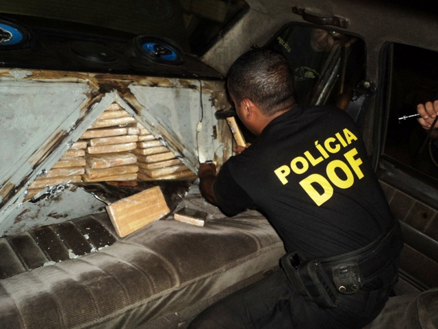 Fundo falso do carro apreendido na noite de ontem pelos policiais do DOF (Departamento de Operações da Fronteira). Foram apreendidos 73 quilos de maconha.
