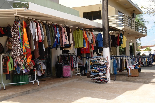 Comércio de roupas usadas é comum em Amambai Fotos: Moreira Produções