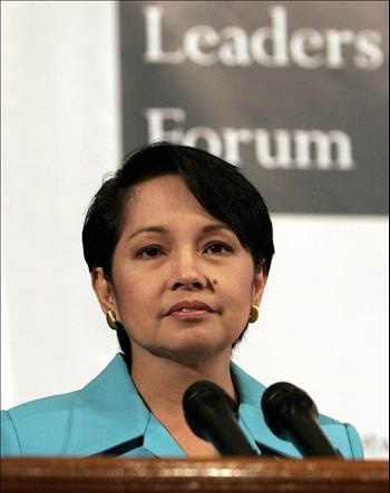 Tribunal concede liberdade a ex-presidenta das Filipinas acusada de fraude