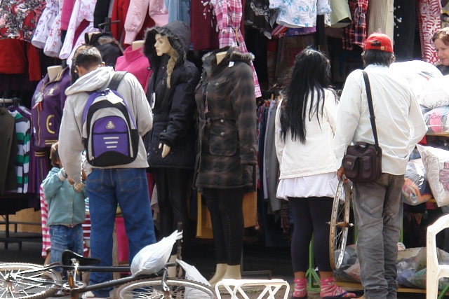 Comércio de roupas usadas é comum em Amambai Fotos: Moreira Produções
