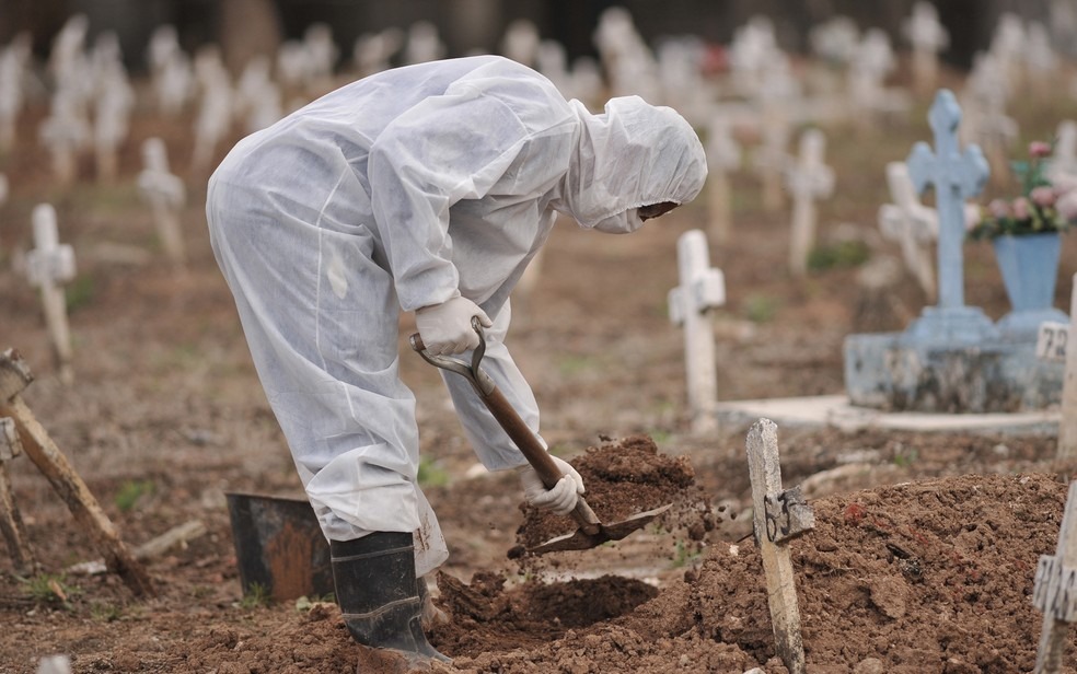 Brasil registra mais de 100 mil mortes por Covid-19 Enterro de vítimas de coronavírus no Cemitério do Cajú, no Rio de Janeiro, em 2 de junho — Foto: Saulo Angelo/Futura Press/Estadão Conteúdo
