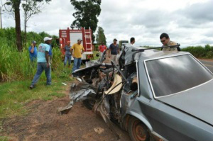Vítimas que morreram no local do acidente estavam no veículo Del Rey (Fotos: Mundo Novo News)