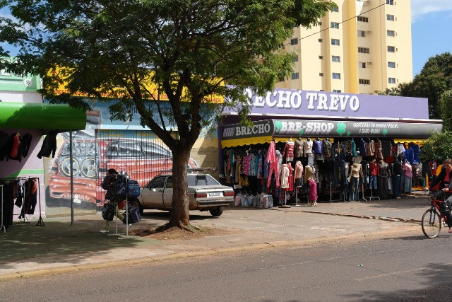 Comércio de roupas usadas é comum em Amambai Fotos: Moreira Produções