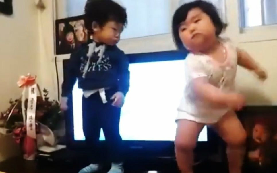 Vídeo de bebês dançando vira hit na internet Vídeo de bebês dançando vira hit na internet