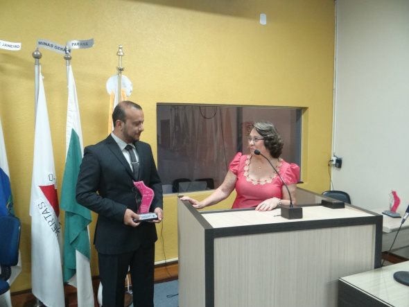 Câmara de Amambai homenageia mulheres nesta quinta-feira (17) Em 2015, Adélia Aparecida Pereira foi homenageada pelo vereador Professor Ailton / Foto: Moreira Produções