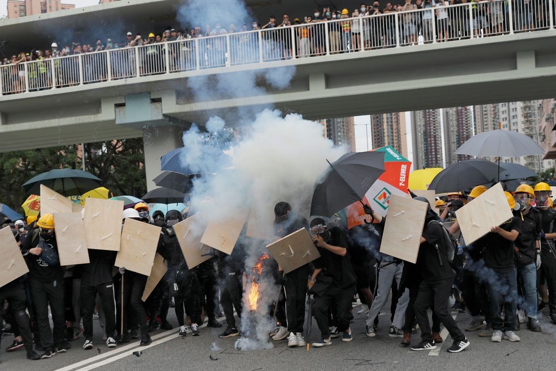 Polícia entra em choque com manifestantes em Hong Kong Foto-REUTERS/Tyrone Siu/Direitos Reservados