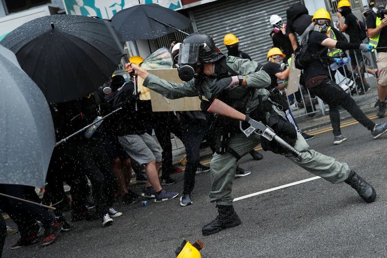 Polícia entra em choque com manifestantes em Hong Kong Polícia usou gás lacrimogêneo para conter onda de protestos em Hong Kong (REUTERS/Tyrone Siu/Direitos Reservados)