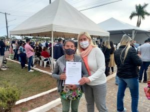 Diretora-presidente da Aehab, Maria do Carmo Avesani Lopez, faz a entrega do documento para dona de casa/Foto:Divulgação
